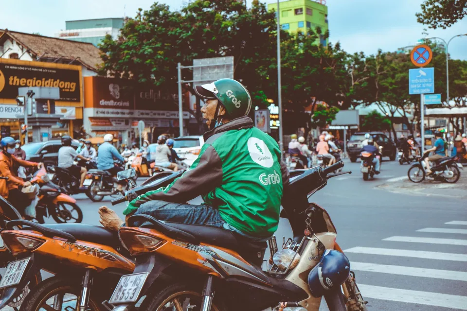 Tài xế kiểm tra xe trước chuyến